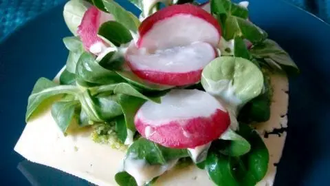 Frischer B&auml;rlauch-Burger mit K&auml;se, Radieschen und Feldsalat: so sieht das Rezept aus dem Artikel auf Deinem Teller aus