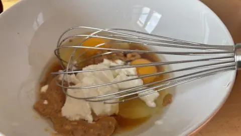 Die feuchten Zutaten (Eier, Ahornsirup, Skyr und Erdnussbutter) ordentlich schaumig schlagen. Grundmischung für die Buchweizen-Haferflocken-Kekse ohne Zucker: Quark, Eier und Nussmus warten im Artikel auf ihren Einsatz