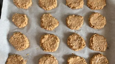16 Kekse kann man mit dem vorliegendem Rezept aufs Backblech bringen. Die Cookies kannst du mit einem feuchten Löffel gut formen. Buchweizen-Haferflocken-Kekse ohne Zucker: So sehen die gesunden, einfachen Cookies aus dem Rezept direkt auf dem Blech aus