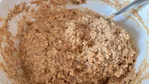 Der Teig sollte eine klebrige Konsistenz haben damit die Cookies später nicht auseinaner fallen. Teig für Buchweizen-Haferflocken-Kekse ohne Zucker: So simpel bereitest Du laut Rezept die gesunde Knabberei zu