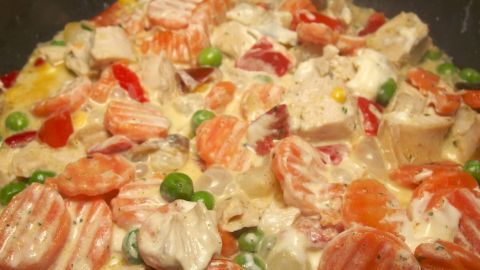 Schnelle leckere Sauce herstellen für Tiefkühlkost-Pfannengemüse.