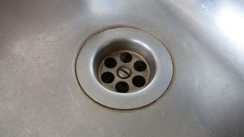 Tee- oder Kaffeeablagerungen im Spülbecken mithilfe von Spülmaschinentab entfernen. Das Becken glänzt danach wie neu!