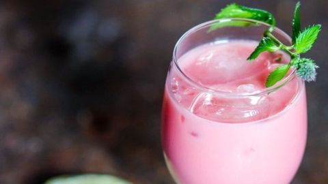 Der Pink Flamingo ist ein fruchtiger Cocktail aus Amaretto, Batida de Coco und Kirschsaft. Lecker, fruchtig und exotisch!