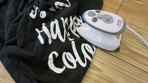 T-Shirt-Aufdruck mit dem Bügeleisen verschmiert? So kann man manchmal noch das eine oder andere Lieblingsteil retten.