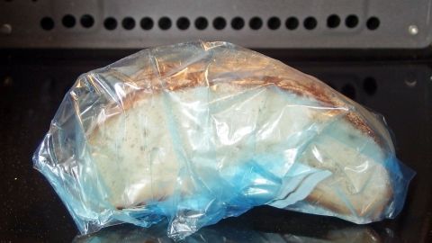 Brot bleibt in der Mikrowelle gut eine Woche frisch und weich wie am ersten Tag.