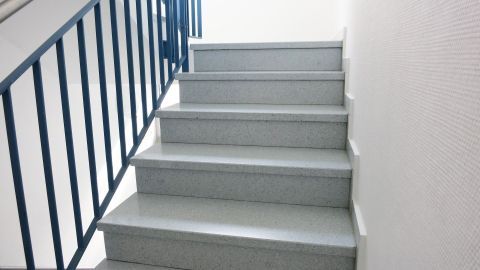 Beim Treppe putzen, nur wischen und nicht fegen, weil beim Fegen der (Fein-)Staub aufwirbelt wird.