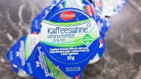 Gegen quälendes Sodbrennen hilft ein winziger Schluck Kaffeesahne. Am besten immer eine Packung im Kühlschrank parat halten!
