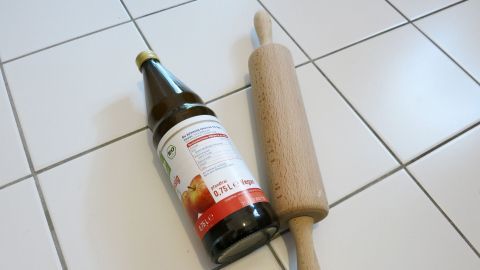 Kein Nudelholz zur Hand und du möchtest Pizza oder Plätzchen backen? Nimm einfach eine Flasche als Ersatz.