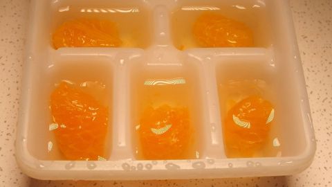 Ganz tolle Eiswürfel aus den unterschiedlichsten Früchten: viel besser als diese ollen durchsichtigen Wasserklumpen.