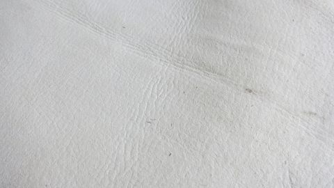 Extrem verschmutzte weiße Kunstlederpolster mit White Care Waschmittel wieder sauber bekommen.