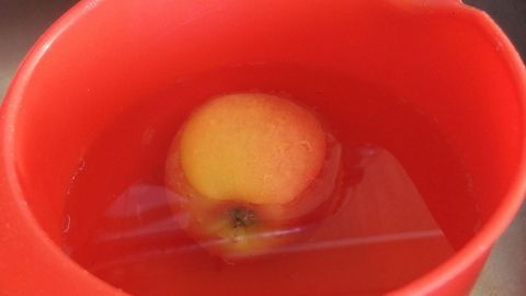 Maden aus Obst ganz einfach entfernen, indem man das Obst ein paar Minuten in Wasser taucht.