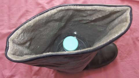 PET-Flaschen mit Wasser füllen und in die Stiefel stecken – so werden die Schuhe wie von einem Stiefelspanner schonend geweitet!