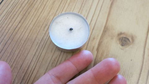 Einfach etwas heißes Kerzenwachs auf die betroffene Stelle träufeln, nun den Finger unter kaltes Wasser halten und das erkaltete Wachs samt Stachel abziehen.