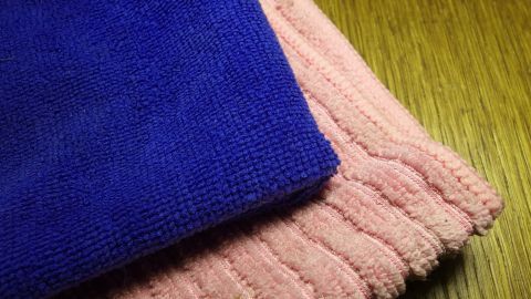 Keinen Weichspüler für Mikrofasertücher oder mit Teflon behandelte Kleidung, besonders Sympatex-Jacken, verwenden.