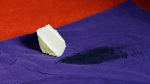 Autoschmierflecken können mithilfe einer Butter-Vorbehandlung gut entfernt werden.