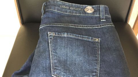 Max. 2 Jeanshosen ordentlich nach dem Trocknen zusammenlegen und für ca. 10 min drauf sitzen