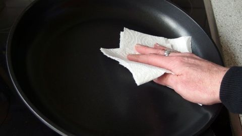 Die Pfanne mit Küchenpapier vom Fett befreien (Hausmüll) und dann erst waschen.