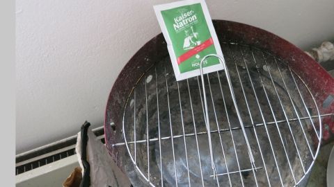 Schmutzigen Grillrost preiswert, ganz einfach und schnell sauber bekommen mit Natron.