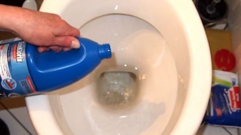 Sauberes WC mit Klorix, ganz ohne putzen - das Klo strahlt und ist zeitgleich desinfiziert.
