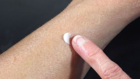 Mit Zahnpasta den Juckreiz nach Insektenstichen lindern.