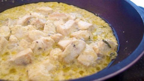 Mithilfe von Speisestärke lassen sich Fleischstücke zarter braten.