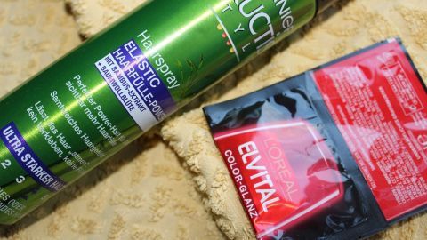 Mithilfe von Haarspray lässt sich Haarfarbe hervorragend von Kleidung entfernen.