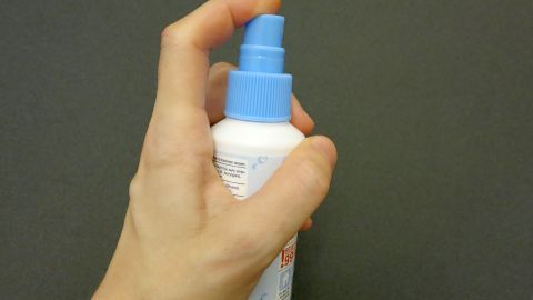 Damit auf der Haut durch Bakterien keine Pickel entstehen, sollte man vor und nach dem Rasieren die Hautstelle mit Desinfektionsspray einsprühen.