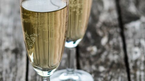 Mischt doch einfach mal Sekt mit Apfelsaft statt mit O-Saft. Schmeckt superlecker und ist erfrischend.