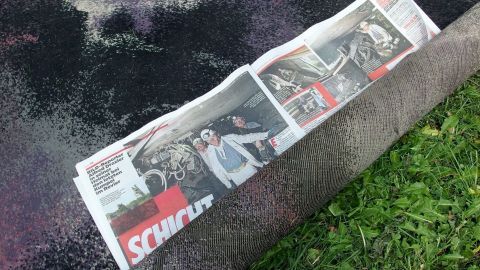 Mithilfe von Zeitungspapier Teppiche mottensicher lagern.