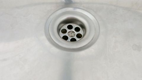 Kochendes Wasser gegen Fruchtfliegen im Ausguss des Spülbeckens.