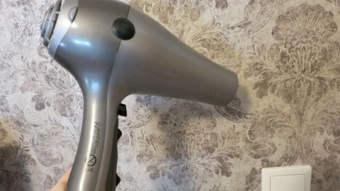 So entfernt man Wachsflecken auf der Tapete: Mit dem Föhn das Wachs flüssig machen und dabei laufend mit dem Microfasertuch aufwischen, bis keine Wachsspuren bleiben!