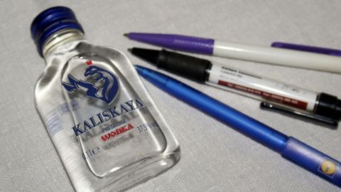 Einfach den Wodka auf den Fleck tröpfeln und etwas einziehen lassen danach mit einem sauberen, feuchten Tuch abtupfen..
