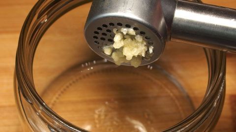 Knoblauch im Glas: So hast du immer Knoblauch zum Würzen zur Hand.