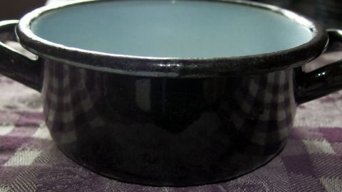 Topf mit heißem Wasser als Ersatz für ein Bügeleisen verwenden.