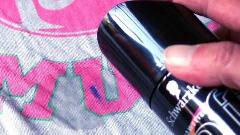 Flecken von Filzstift auf Kleidung mithilfe von Haarspray entfernen.