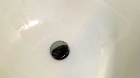 2 Esslöffel Salz helfen gegen schlechte Gerüche aus dem Abfluss.