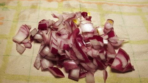 Zwiebelwickel gegen Mandelentzündung: Die Zwiebeln ziehen die Bakterien raus und es geht einem bald besser.