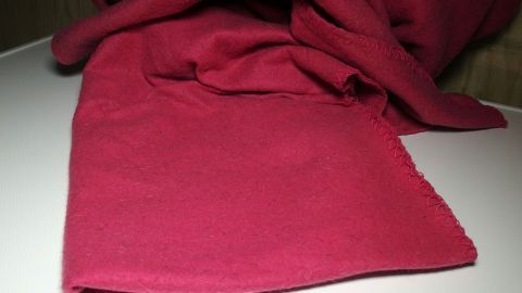 Fleece immer auf links waschen und nicht schleudern.
