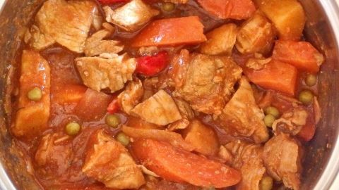 Wie man ein wunderbar zartes Gulasch mit Zwiebeln und Mehl zubereitet, verrät dir dieser Tipp.