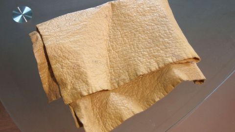 Mithilfe von Schmierseife hartes Fensterleder wieder weich bekommen.