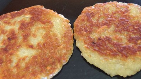 Man braucht für ein paar Rösti nicht den Backofen anzuschalten. Es ist viel einfacher, sie kurz in der Mikrowelle anzutauen und in den Toaster zu schieben!