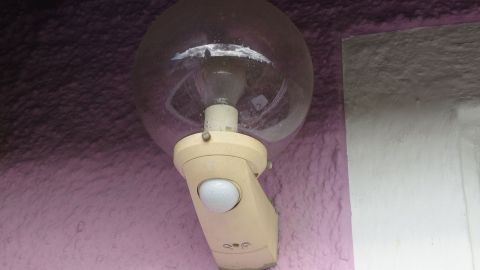 Mit einer Außenlampe mit Bewegungsmelder kann man Strom sparen.