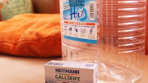Mikrofaserpolster kannst du super einfach mit Gall- oder Kernseife und destilliertem Wasser reinigen.