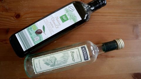 Aus Essig und Speiseöl kann man selbst eine Möbelpolitur herstellen.