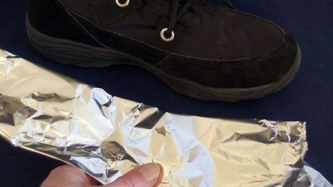 Prima Isolierung für die Schuhe im Winter: Extradicke Alufolie mehrmals falten und in die Schuhe legen.