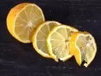Zitronenscheiben als Eiswürfel