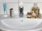 Glanz im Emaille-Waschbecken mit Zitronensaft