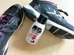 Schwarze Streifen an Schuhen mit Nagellackentferner entfernen
