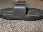 Hundehaare aus Teppich entfernen mit Gummistriegel