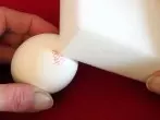 Stempel auf Eiern entfernen (Ostereier) mit Schmutzradierer